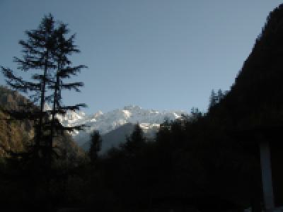 Mit Blick auf Manikaran Mountain